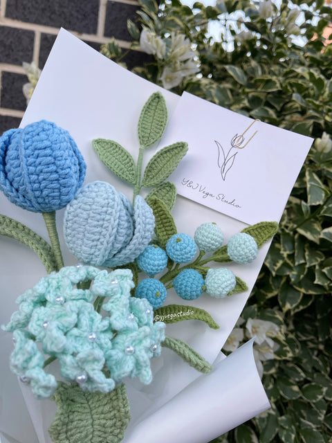 Blue Style Bouquet (No.5) with berry and hydrangea