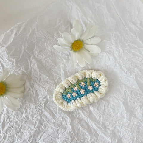 Crochet hair clip-Small creamy flower